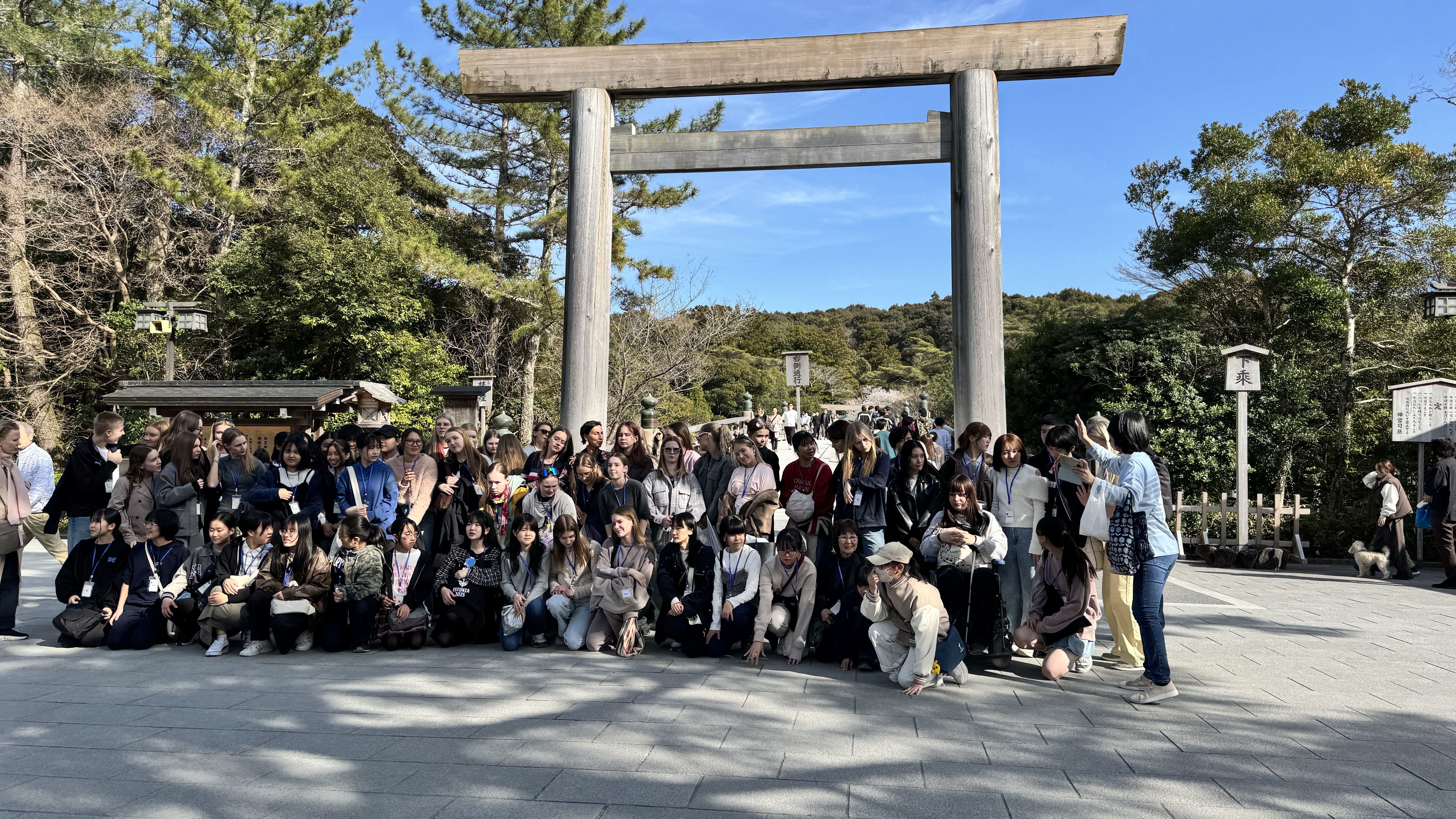 伊勢神宮の鳥居前での交流集合写真